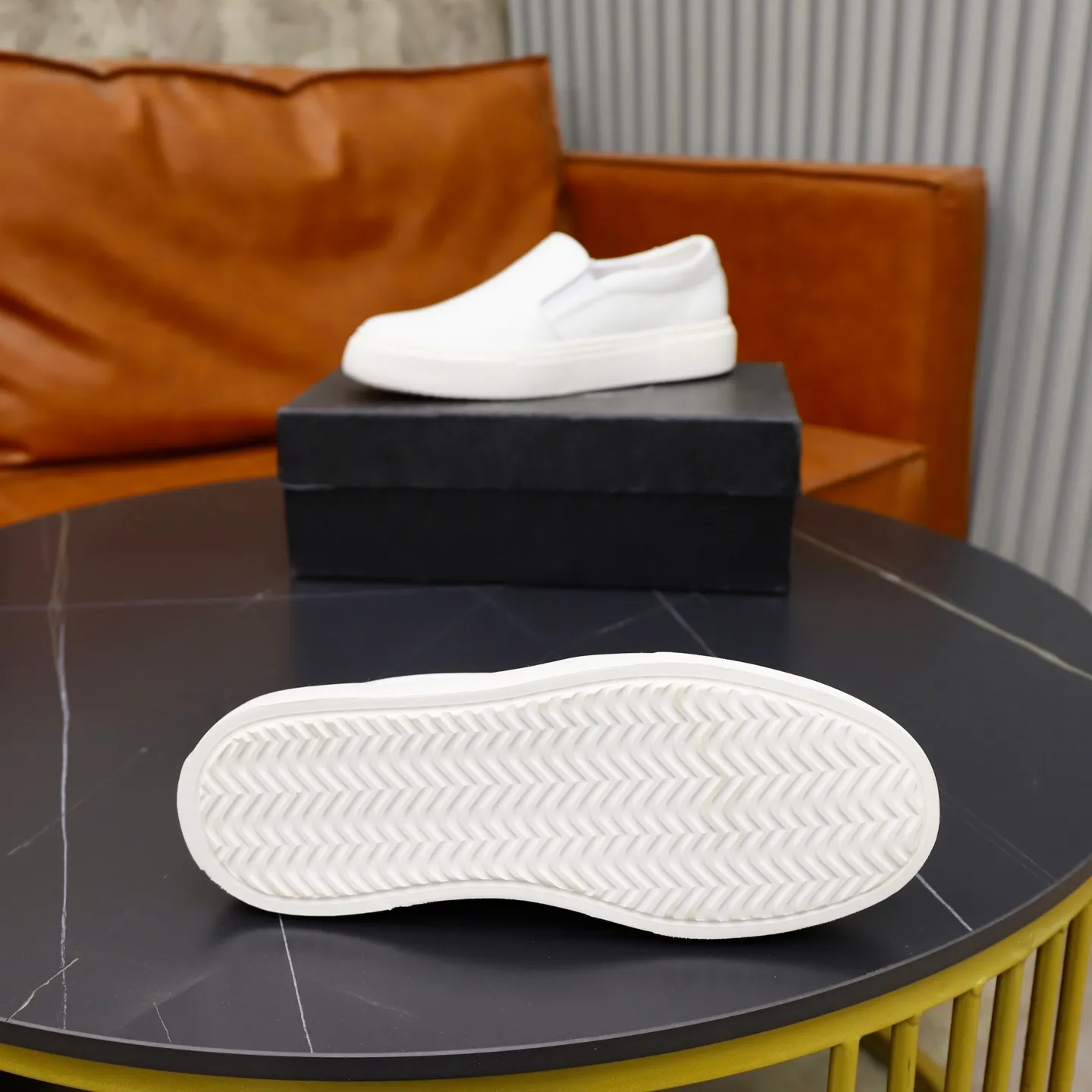 Ex-factory price: 420💰🙅‍♂️🙅‍♂️🙅‍♂️ Brand: PRADA Standard code: 38–44 (45 can be customized) Grade: Same as the official website Material: Original cowhide fabric Comfortable pigskin lining Lightweight wear-resistant outsole Style category: Men's fashionable casual shoes and boots Running sports shoes Distinguished luxury brand elements Top luxury Color: actual picture color